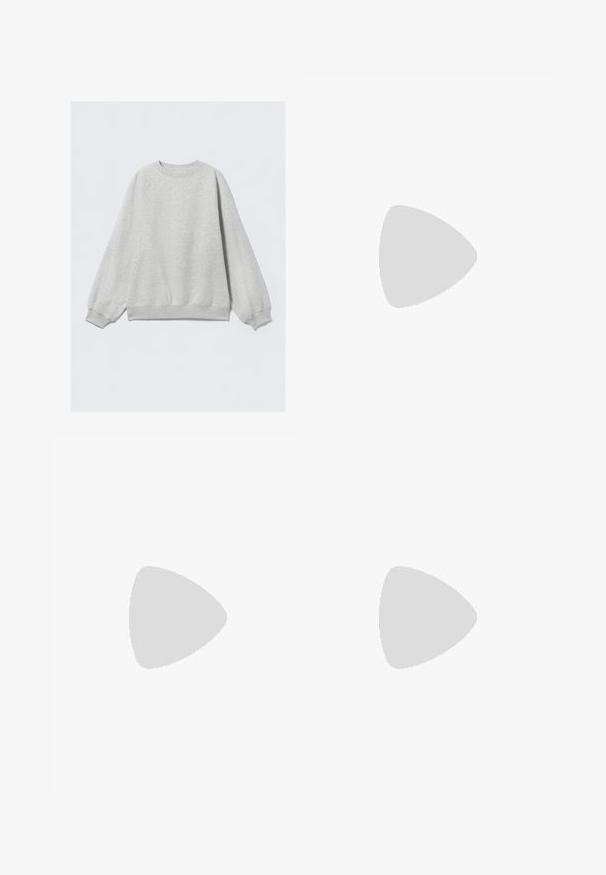 Lys grå sweatshirt med rund halsudskæring, raglanærmer og ribbede manchetter og kant. Glat tekstur uden synlige mønstre eller detaljer.; Hvid bomulds tanktop med ribbet tekstur, ærmeløst design og rund halsudskæring. Har et mærke ved halsen med teksten "WEEKDAY."; Hvide breddebenede jeans i denim, med et klassisk fem-lomme design, guldfarvet hardware og en mellemhøj talje.; Sorte løbesko med et netoverdel, polstret krave, syntetiske detaljer og en struktureret sål med synlige dæmpningselementer.; Sølv ring med et glat, buet design og en stjerneaccent. Model iført en grøn sweatshirt med gule bogstaver, hænderne nær halsen.