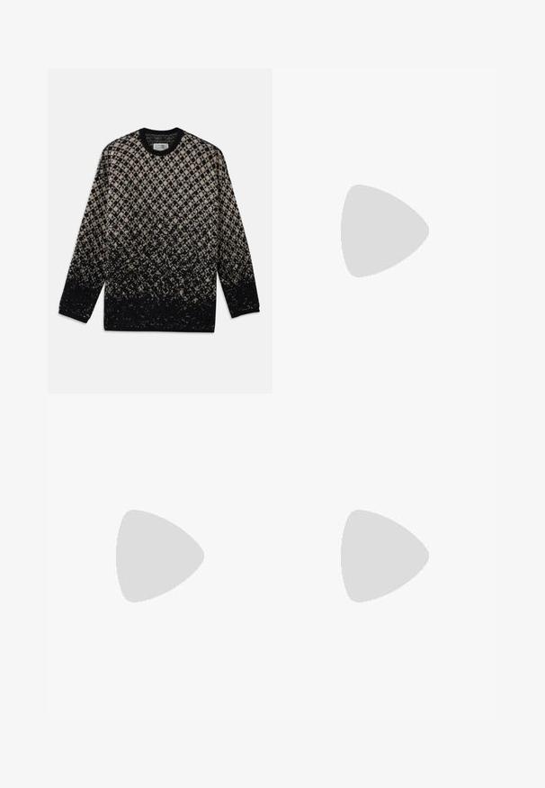 Pletený sveter s diamantovým vzorom v béžovej a čiernej farbe, s postupným farebným prechodom. Výstrih do crew a dlhé rukávy. Jemná textúra.; Čierne nohavice s širokými nohavicami, so splývavým predným dielom, dvoma zadnými vreckami so zapínaním na gombíky a hladkým povrchom. Strihané s rovnými nohavicami.; Čierne kožené členkové topánky s špicatou špičkou, úzkym stiletto podpätkom a hladkou textúrou. Minimalistický dizajn bez viditeľných kovových prvkov alebo akcentov.; Čierna, mäkká kožená taška s jedinečným zavinutým dizajnom. Disponuje krátkym uškom a odnímateľným ramenným popruhom. Minimalistický štýl.