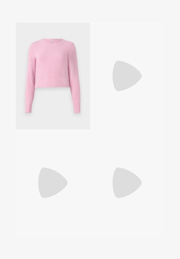 Rozā cropped džemperis ar garām piedurknēm, izgatavots no mīksta, pūkaina materiāla. Iespējo apļa izgriezumu un ribotas aproces. Strukturēta virsma.; Gai zila augsta vidukļa džinsu bikses ar šauru piegriezumu, ar piecām kabatām un ar rāvējslēdzēju, izgatavotas no gludas tekstūras džinsa.; Melnas laka ādas apavi ar norādītu purngalu, blokveida papēdi un potīšu jostu, saskaņoti ar pelēkām ribotām kāju sildītājām un brūnu zamšādas svārku.; Melnā mākslīgās ādas rokassoma ar krokodila rakstu, savilkta augšdaļa un saburzīta siksna. Izskatās mīksta un kompakta pēc dizaina.