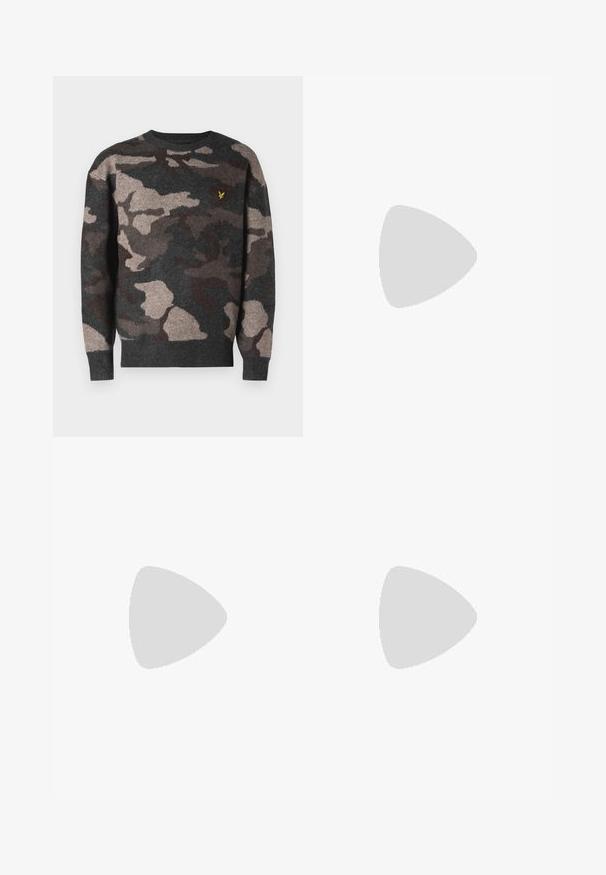 Camo-mønstret sweater i grå, brun og beige. Fremstillet af blødt strikkemateriale med rund hals og ribbede manchetter. Har et lille logo.; Beige cargo bukser lavet af denim, med to sidelommer, et lige ben-design og synlige sømme. Tekstureret overflade med et falmet udseende.; Suedemokasiner i tan med mørkebrune accenter, rund tå og blød hvid sål. Har snøre-design og syede detaljer.; Brun læder duffel taske med to forlommer, justerbar skulderrem, guldfarvet hardware og robuste top håndtag. Glat tekstur.