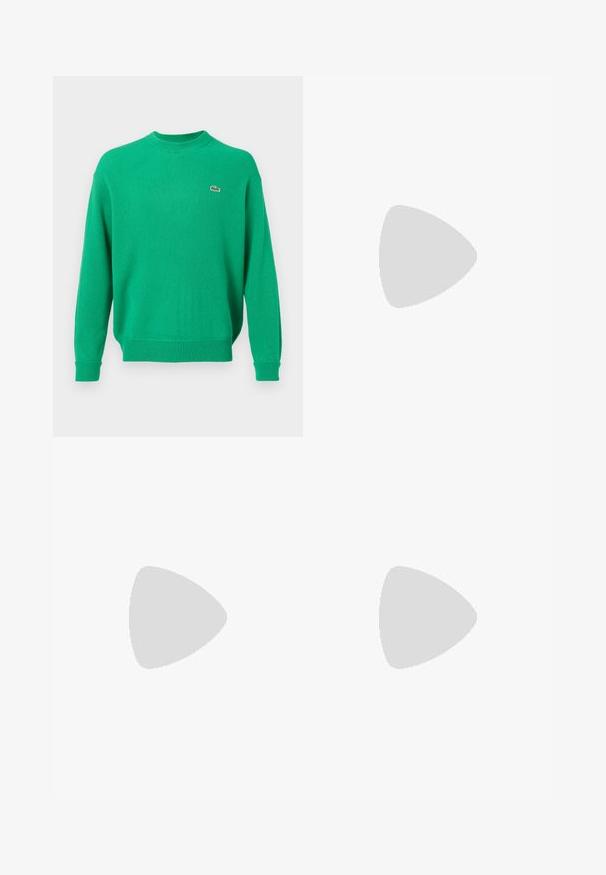 Lacoste - Sweter; Czarne spodnie o prostym kroju, wykonane z gładkiego materiału. Posiadają szlufki na pasek oraz fałdę z przodu.; Białe skórzane trampki o gładkim wykończeniu, zaokrąglonym nosku, płaskich sznurówkach i teksturowanej podeszwie. Szary zamszowy akcent na pięcie.; Przezroczyste plastikowe okulary przeciwsłoneczne z prostokątnymi brązowymi soczewkami, z cienkimi, przezroczystymi ramionami i metalowymi akcentami na skroniach.