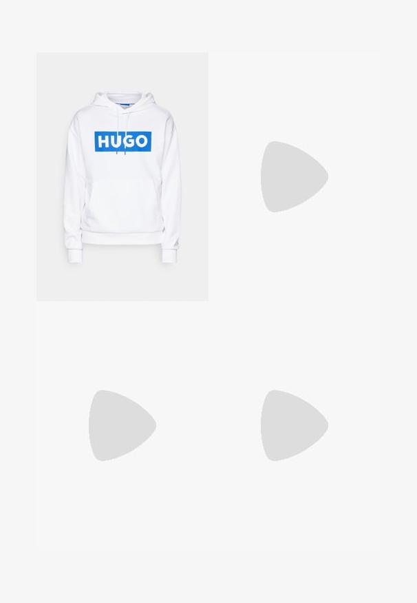 Hvit hettegenser med frontlomme, med et blått rektangulært grafikk med "HUGO" i tykk hvit skrift. Snor i hetten.; Svart kortermet t-skjorte laget av bomull med høy hals, med en glatt tekstur og en subtil logo i midten.; Lyseblå bomullsbukser med rett snitt, frontlukking med knapper og sidelommer. Glatt tekstur og minimal sømdetaljer.; Hvit lavtopp sneakers med snøring, teksturert såle og subtil merkevare på siden, vist i profil på en plain bakgrunn.