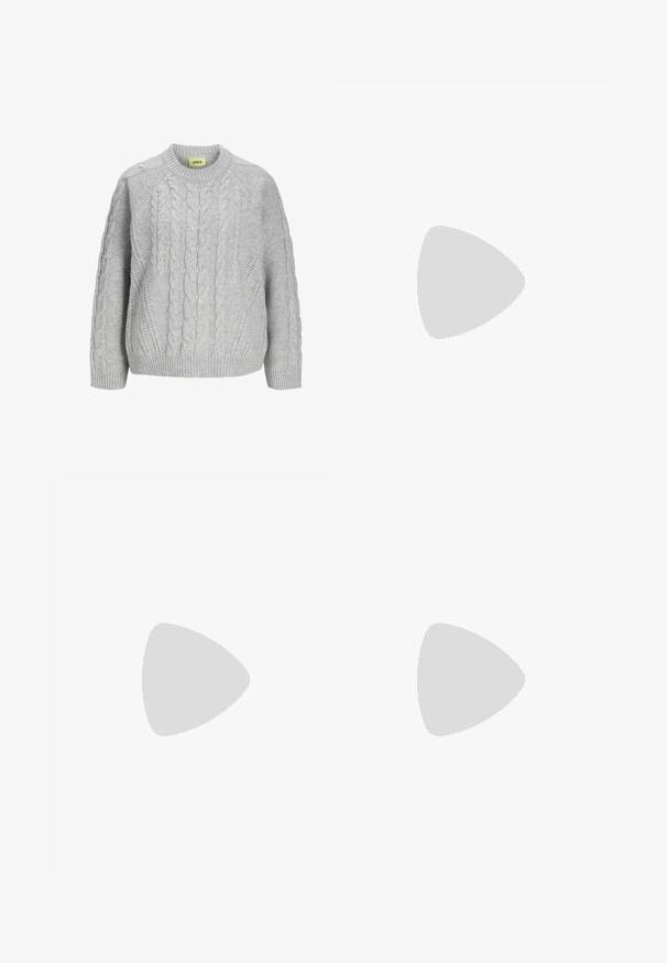 Ανοιχτό γκρι πουλόβερ με πλέξη καλωδίου, στρογγυλή λαιμόκοψη, μακριά μανίκια και ριμπά τέρματα και μανίκια. Υφή με ανάγλυφες ραφές.; Κλασικό μπλε τζιν παντελόνι με ίσ�ια γραμμή, πέντε τσέπες και κλείσιμο με κουμπί. Διαθέτει μεσαία πλύση και ανθεκτική υφή.; Μαύρες πατεν leather γόβες με αιχμηρή μύτη, τετράγωνη φτέρνα και λουράκι αστραγάλου, συνδυασμένες με γκρι ριγέ ζεστά ποδιές και καφέ σουέντ φούστα.; Μαύρη τσάντα από faux δέρμα με υφή κροκοδείλου, κλειστή στο επάνω μέρος και με ρυτιδωμένο λουρί. Φαίνεται μαλακή και συμπαγής στο σχέδιο.