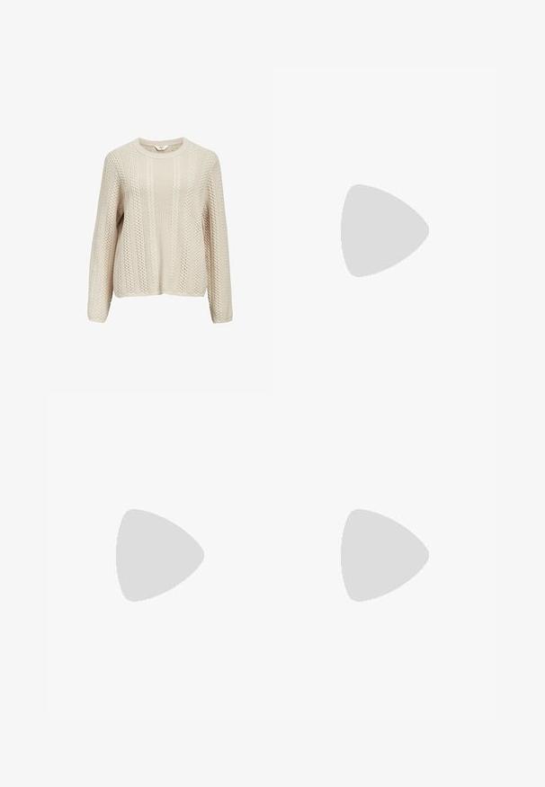 Strickpullover in hellem Beige mit gerippter Textur und abwechselnden geflochtenen Mustern, Rundhalsausschnitt und langen Ärmeln.; Schwarze weit geschnittene Jeans aus Denim, mit kleinen gepunkteten Mustern, klassischem Fünf-Taschen-Design und einem Knopf- und Reißverschluss.; Schwarze patentierte Sandalen mit Absatz, quadratischer Spitze, Knöchelriemen und silbernen Schnallen. Mit einem stabilen Blockabsatz für mehr Stabilität.; Schwarze Leder-Hobo-Tasche mit einer glatten Textur, geschwungener Form und einem einzelnen verstellbaren Tragegurt; verfügt über eine weite Öffnung am oberen Ende.