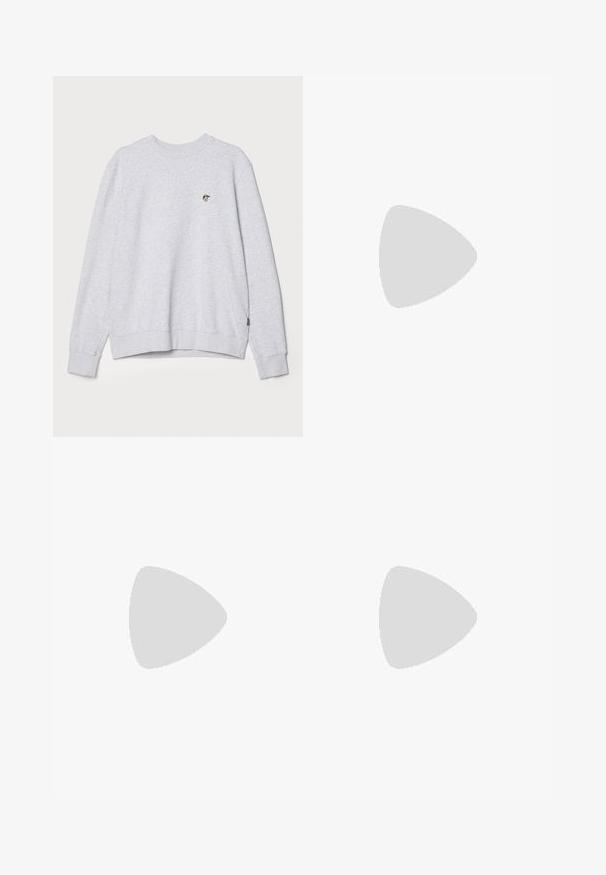 Pompeii RELAXED CREW NECK - Sweatshirt - grey; Olivenfargede cargo bukser, laget av bomull, med bred bendesign, folder og sidelommer for nytte.; Svarte høy-hælte joggesko med hvit såle og snøring, paired med løse blå denim-jeans, hvilende på et grått rekkverk.; To mønstrede skjerf: ett svart med hvite design, det andre brunt med oransje detaljer. Begge er laget av satin og har spisse ender.