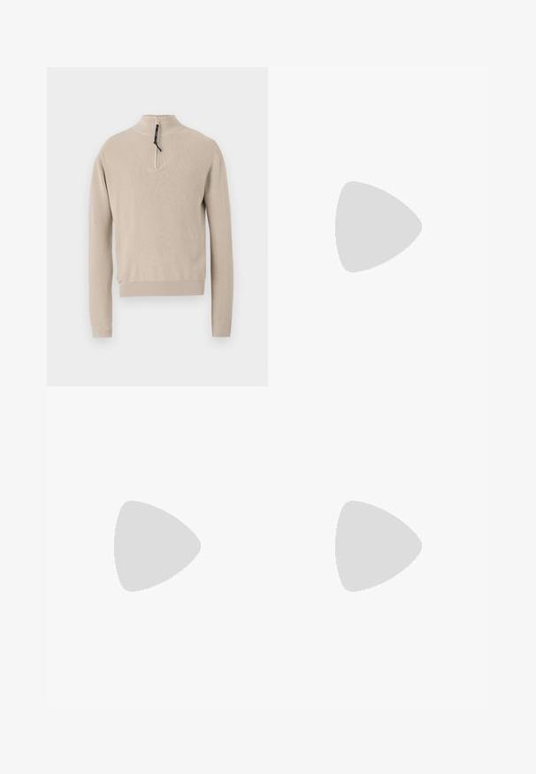 Beige gestrickter Pullover mit einem halben Reißverschlusskragen, gerippter Textur und langen Ärmeln. V-förmiges Design am Ausschnitt und schlichte Verarbeitung.; Tiefblaue kurzärmelige T-Shirt mit weißem Text "neanche per sogno" zentriert auf der Brust, Rundhalsausschnitt, Größe M.; Dunkelblaue, gerade Jeans aus Denim mit vorderem Knopf, Reißverschluss, doppelten vorderen Taschen und sichtbaren vertikalen Falten entlang der Beine.; Schwarze Lederloafers mit glatter Textur, rundem Zehenbereich und einem dekorativen Riemen über dem Vorderfuß. Niedriger, gestapelter Absatz, minimalistisches Design.; Schwarze Leder-Umhängetasche mit Klappenverschluss, silberfarbener Hardware und zwei runden Akzenten. Verfügt über einen abnehmbaren Schulterriemen. Glatte Textur.