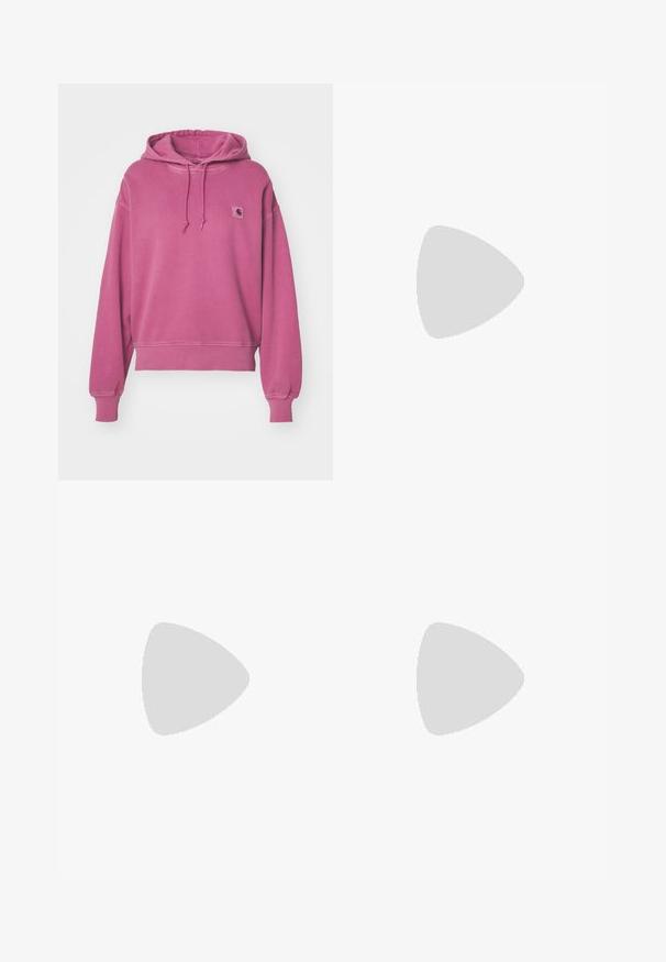 Carhartt WIP HOODED NELSON - Ikdienas džemperis - magenta; Tumši zila džinsu auduma bikses ar augstu jostasvietu, taisnu kāju griezumu, priekšējo pogu aizdari un sānu kabatām. Gluda tekstūra ar nelielu stiepšanos.; Rozā zamša kedas ar zaļām svītrām, baltām akcentiem un brūnu gumijas zoli. Izstrādātas ar teksturētu audumu un logotipa detaļām sānos.; Sudraba ķēdes kaklarota ar gludu, apaļu, plakanu posmu dizainu. Ir ar spīguļojošu apdari un garums ir aptuveni 20 collas.