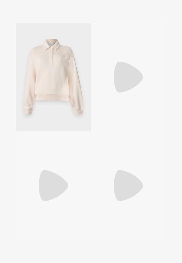 Lys rosa polo genser med krage, tre knapper foran og preget merke logo på brystet. Mykt stoff, avslappet passform.; Vide bukser i lys beige bomull. Har høy midje, frontlommer og rett passform. Renslig søm uten mønstre.; Hvite og beige sneakers med en glatt overdel med semsket skinn-detaljer, en teksturert såle og tonede sømmer. Snøring med logo-detalj.; Sølvmetalløreringer med avrundede former, en polert overflate og subtile graveringer av merket "BOSS" på de nederste delene.