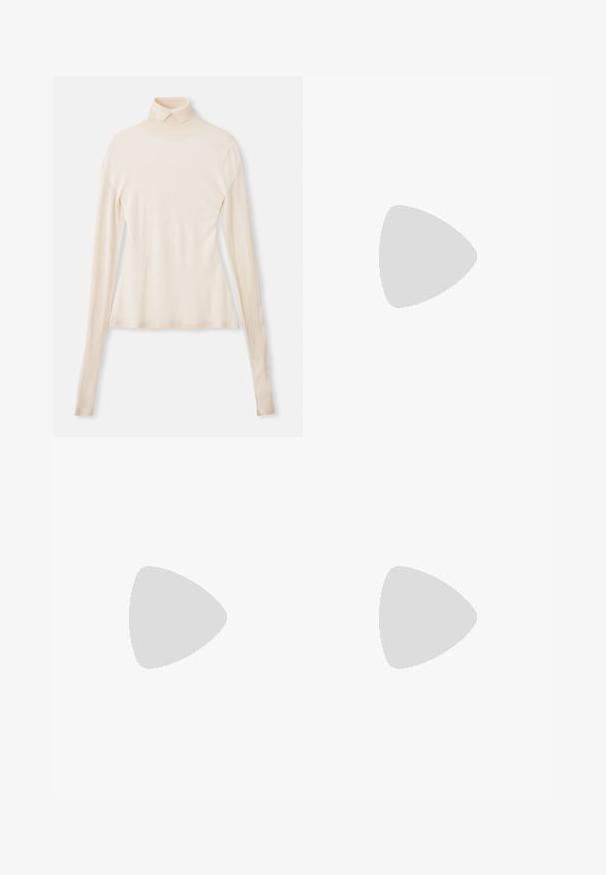 Kermakuvan poolopaita, joka on valmistettu pehmeästä ja sileästä kankaasta. Siinä on pitkät hihat, vartalonmyötäinen malli ja kevyt elastisuus mukavuutta varten.; Beige muotopantsit, joissa on suora lahje, sileä pinta, keskellä etupuolella laskokset ja klassinen vyötärönauha.; Musta nahkainen korkokenkä nilkkahihnalla. Sen pinta on sileä, avotoppi ja ohut korko. Kultasävyinen solk yksityiskohtana.; Ruskean teksturoidun nahkasta valmistettu crossbody-laukku, jossa on kultaketjuhihna ja läppäkiinnitys. Edessä on logodetail ja tasku läppäisen alla.