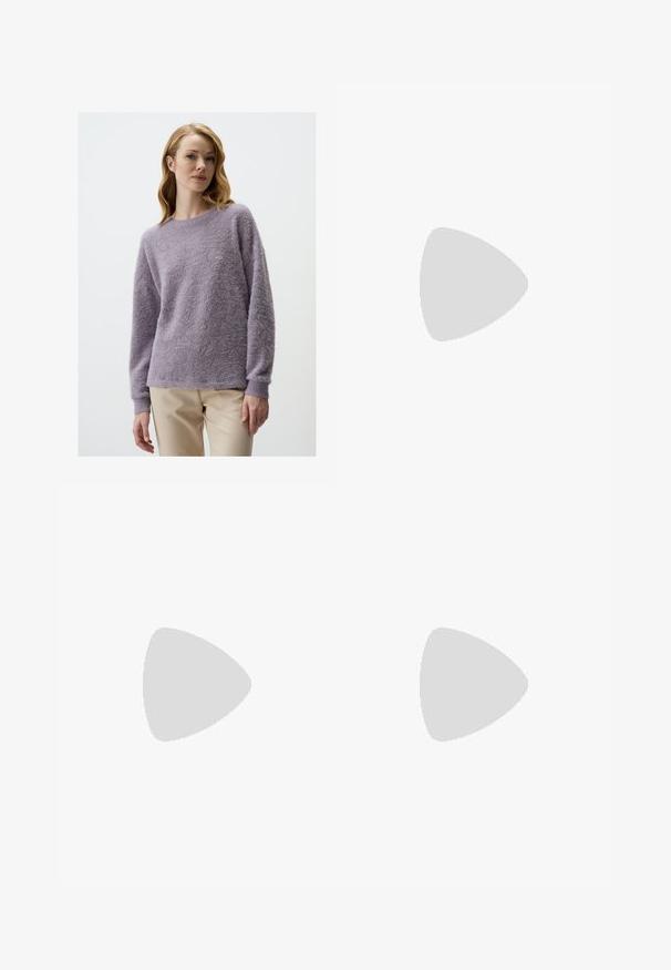 Lila losse trui gemaakt van fluffy breiwerk. Heeft een ronde halslijn en lange mouwen, gecombineerd met licht beige broeken.; Witte wijde jeans van katoen, met een hoge taille, vijf-pocket ontwerp en koperen hardware accenten. Glad, niet-gedistressed textuur.; Zwarte suède sneakers met een gestructureerde rubberen zool, voorzien van drie zwarte leren strepen, een ronde neus en een gewatteerde enkelsok.; Zwarte plastic zonnebril met groene lenzen, vierkante montuur, zilveren accent op de wenkbrauw en een gestructureerde tempel. Merken vermeld op de binnenkant van de arm.; Zwarte leren handtas met geplooid ontwerp, dubbele trekkoordsluiting en afneembare schouderband. Voorzien van metallic logo detail.