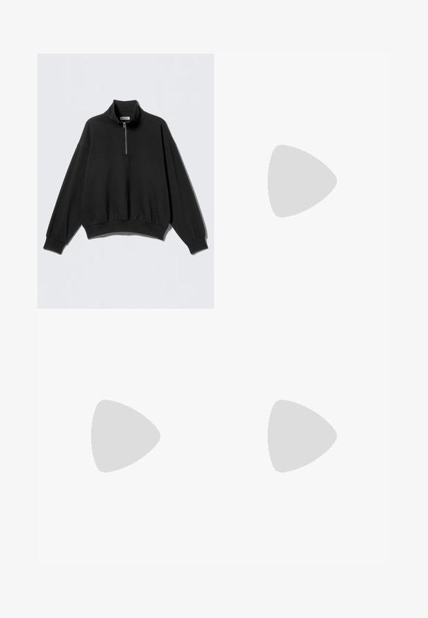 Sudadera negra con cuello alto y media cremallera, con hombros caídos y borde acanalado. Fabricada con un tejido suave y texturizado.; Pantalones de chándal negros con una cintura elástica, tobillos ajustados y un pequeño logo blanco de Nike en el lado izquierdo. Hechos de una tela suave y texturizada.; Zapatilla deportiva negra con un upper de tela texturizada, swoosh blanco de Nike y suela blanca gruesa. Cuenta con un tirador en el talón para facilitar el uso.; Gafas de sol de plástico negro con lentes verdes, montura cuadrada, acento plateado en la ceja y brazos texturizados. Marca indicada en el brazo interno.