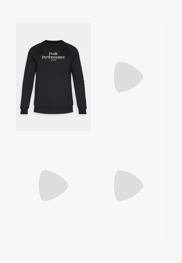 Peak Performance ORIGINAL CREW-BLACK-OFFWHITE - Sportska majica - black/offwhite; Svijetloplavi traper šorts s istovarenim detaljima, pohabanim rubom, pet džepova, brzom kopčom na dugme i petljama za remen. Ležeran, širok kroj.; Bijele kožne tenisice s perforacijama, okruglim vrhom, ravnim potplatom i debelim vezicama, s vidljivim swoosh logom i natpisom "AIR" na peti.; Tortoiseshell sunčane naočale s zelenim lećama, sa osmerokutnim oblikom i tankim, zakrivljenim drškama. Materijal ima sjajnu završnu obradu.