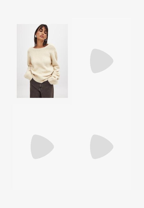 Beige, stickad tröja med vid halsringning och ribbade ärmslut, tillsammans med mörkbruna byxor. Mjuk, texturerad tygsynlighet.; Vida jeans av grå denim med vida ben, hög midja, vanliga fickor och ett subtilt blekt mönster. Oren kant i nederkant.; Löparskor med ett ventilerande vitt meshöverkvalitet, silverdetaljer, grå snören och en hållbar svart gummisula. Lättviktig och vadderad design.; Svarta rektangulära solglasögon med mörka linser. Tjock plastbåge, slät yta och rundade kanter. Stilsäkra skalmar sträcker sig utåt.; Svart läderhandväska med en böjd form, med en ovandel som stängs med dragkedja, ett kort handtag och en avtagbar axelrem. Guld detaljer.