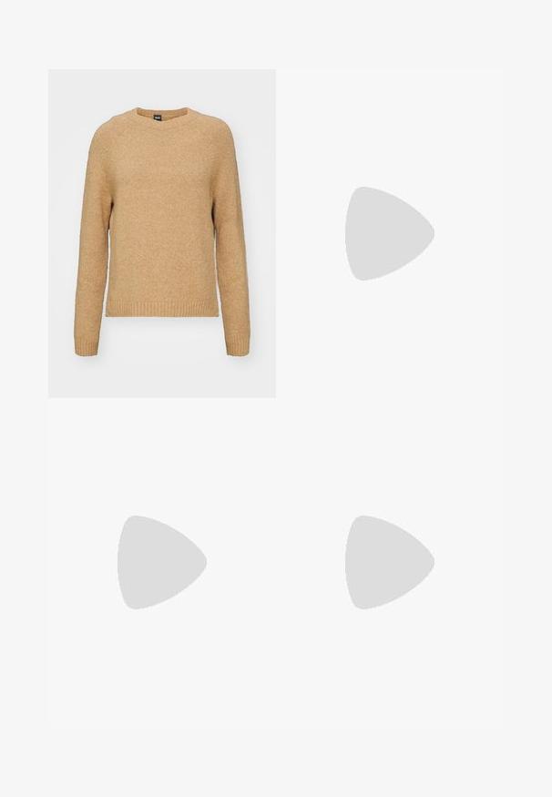 Pull léger marron en tissu texturé, avec col rond, manches longues et bords côtelés au niveau des poignets et de l'ourlet. Design simple et classique.; Pantalons beiges ajustés avec une coupe droite, dotés de plis, d'une ceinture et d'une texture lisse. Pas de poches visibles ni d'ornements.; Talons hauts en cuir noir avec un bout pointu, dotés d'un talon fin et d'un accent en ton or sur la lanière réglable. Texture lisse.; Sac à main en cuir noir avec un design structuré, featuring une forme cropped, une poignée supérieure et des accents en matériel doré. Bandoulière réglable incluse.