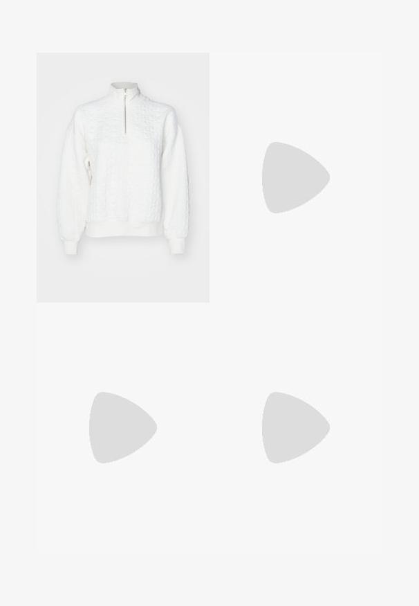 Biely textúrovaný pulóver s vysokým golierom a štvrtinovým zipsom. Má vzorovanú tkaninu, rebrované manžety a priliehavý pás.; Biela čipkovaná sukňa s textúrovaným vzorom, s asymetrickým lemom a splývavým strihom, vyrobená z ľahkej textílie.; Čierne kožené členkové topánky na šnurovanie s masívnou čiernou podrážkou a žltým prešitím. Obsahujú pútko na zadnej strane a okrúhle kovové očká.; Prehnané čierne slnečné okuliare s hrubým rámom a zlatým akcentom, nosené s čiernym sakom a jasne zelenou košeľou, na horizontálnom pozadí.