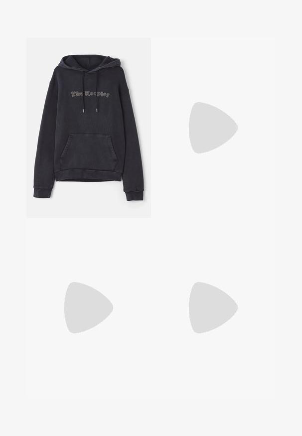Dunkelgrauer Hoodie mit einer Fronttasche, Kordeln und einem „The Keepers“-Textdesign in hellen Verzierungen. Weicher, strukturierter Stoff.; Filippa K TERRY CROPPED TROUSERS - Stoffhose - sage melange; Weiße Ledersneaker mit glatter Oberfläche, runder Zehenpartie, flachen Schnürsenkeln und strukturiertem Sohlenprofil. Mit einem dezenten Logo an der Ferse.; Schwarze runde Sonnenbrille mit dunklen Gläsern und schlanken Metallbügeln. Enthält klare Tempelspitzen und silberne Akzente am Scharnier. Minimalistisches Design.