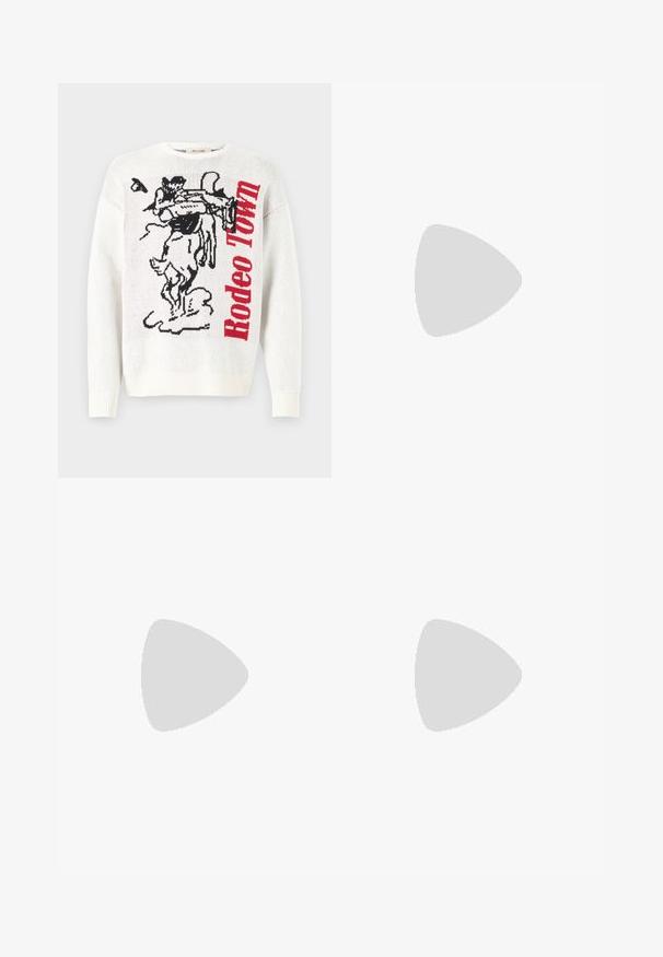 Suéter blanco de punto que presenta un diseño gráfico en negro y rojo con un vaquero y un caballo, y el texto "Rodeo Town" en letras rojas negritas.; Jeans de mezclilla azul claro con corte recto, costuras visibles, diseño de cinco bolsillos y cierre de botón en la cintura.; Zapatilla de lona negra con suela de goma blanca, con cordones negros, un acento de cuero marrón en el talón y un sutil detalle de rayas en el costado.; Gafas de sol negras con montura octogonal, lentes oscuros, acabado brillante, varillas delgadas y acentos dorados en la parte frontal.