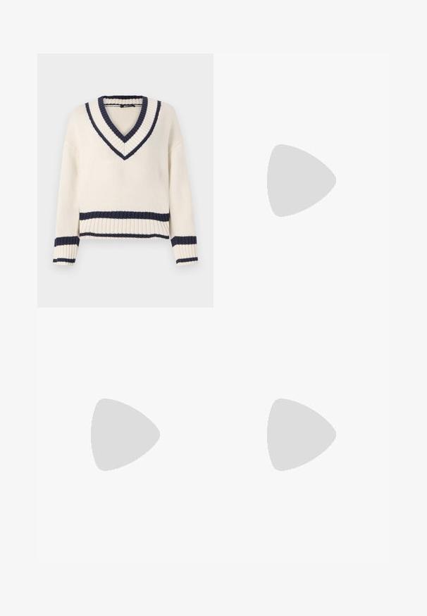 Sweater em creme com decote em V e riscas em azul-marinho na gola e na bainha. Punhos e bainha canelados, apresentando um corte descontraído. Textura tricotada.; Jeans pretos em corte flared feitos de denim. Apresentam um fecho de botão, cinco bolsos e uma textura suave. A perna flared começa abaixo do joelho.; Sandy em verniz preto com salto slingback, ponta afilada e salto geométrico. Apresenta um design elegante e minimalista com textura suave.; Bolsa tote preta em couro com duas alças longas, textura suave e forma estruturada. Apresenta um bolso frontal para armazenamento adicional.