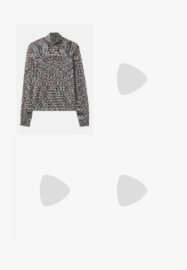 Μακρυμάνικη πουλόβερ με ψηλό λαιμό από υφαντό ύφασμα με υφή, που διαθέτει πολύχρωμο μοτίβο σε καφέ, μαύρους και λευκούς τόνους.; Μαύρα τζιν καμπάνα από ντένιμ, με δύο μπροστινές τσέπες, κλείσιμο με κουμπί και λεία υφή. Υπογραφές ραφής ορατές στις ραφές.; Μαύρες τσέλσι μπότες φτιαγμένες από λείο δέρμα με ελαστικές πλαϊνές πάνελ, παχύ ραβδωτό καουτσούκ σόλα και θηλάκι στο πίσω μέρος.; Ασημένια μεταλλική τσάντα χειρός με στρογγυλή τριγωνική μορφή, διαθέτοντας λογότυπο, αλυσίδα ως λουράκι και λεία υφή. Κλείσιμο με φερμουάρ στο πλάι.