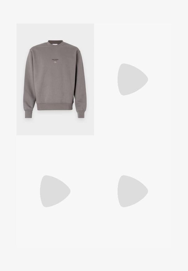 Grauer Baumwollpullover mit geripptem Rundhalsausschnitt und Bündchen, mit dem Text "ESS.WRD." in Dunkel auf der Vorderseite aufgedruckt.; Zwei Rundhals-T-Shirts in Schwarz und Olivgrün, aus weichem Baumwollstoff gefertigt. Das Design ist schlicht mit kurzen Ärmeln und geradem Schnitt.; Schwarze Sporthosen aus strukturiertem Stoff, mit verstellbarem Bund, seitlicher Reißverschlusstasche und schmal zulaufenden Bündchen.; Weiße Ledersneaker mit einer dicken cremefarbenen Sohle, navyfarbener Ferse und seitlichem Logo. Glatte Textur, minimalistisches Design mit Schnürverschluss.