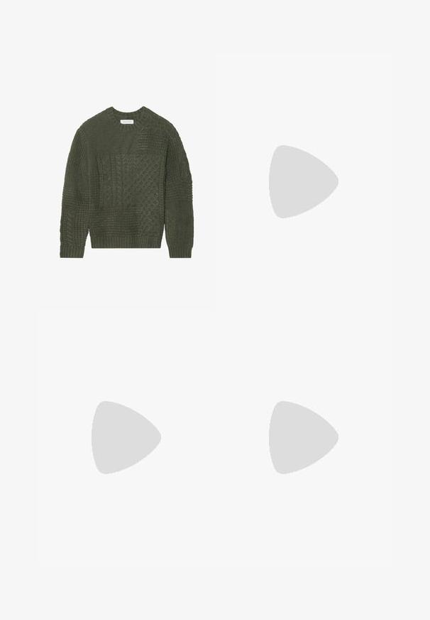 Olivengrøn strikket sweater med blandede teksturer, herunder kabel- og vaffelmønstre, med rund halsudskæring og ribbede manchetter.; Lysegrå denimbukser med lige ben, fem lommer og knaplukning. Synlig syning langs sømmene.; Sorte læder loafers med rund tå, der har et syet design, lav platformssål og en struktureret, skridsikker gummisål.; Brun læder duffel taske med to forlommer, justerbar skulderrem, guldfarvet hardware og robuste top håndtag. Glat tekstur.