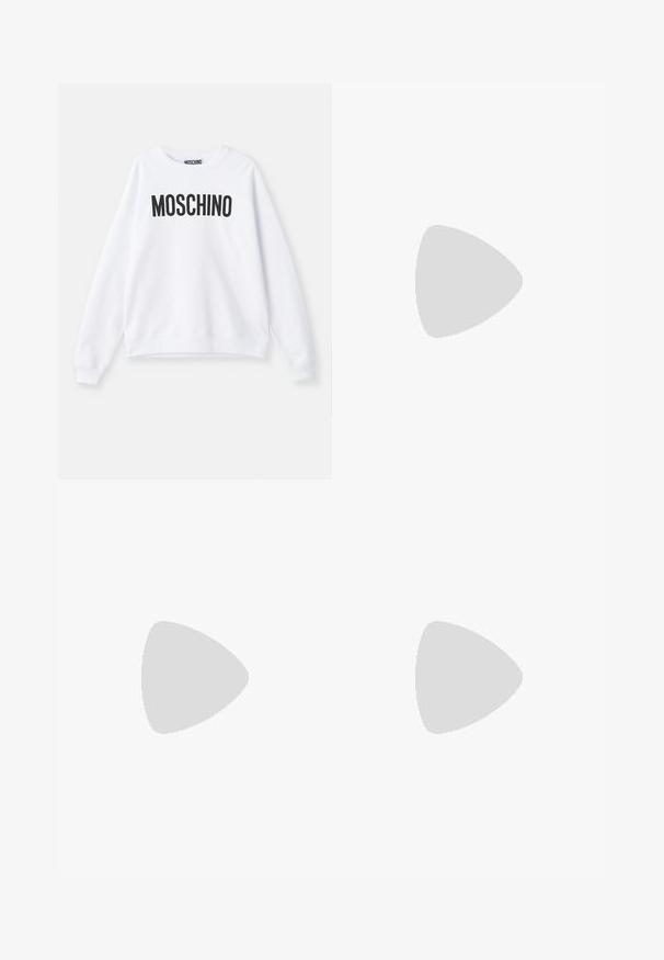 Fehér pulóver, puha anyagból készült, kerek nyakkal, hosszú ujjakkal és a mellkason jól látható fekete "MOSCHINO" logóval.; Világoskék pamut póló, amelyen a "MILANO VERSACE" felirat grafika kontrasztos kék színben, rövid ujjak és kerek nyak kialakítás található.; Fekete, széles szárú, szabott nadrág sima textúrával és éles redőkkel, szőtt anyagból készült.; Alacsony szárú sportcipők szürke vászon felső résszel és barna velúr részletekkel, fehér fűzővel és krémszínű gumitalppal. Lapos talp a napi viselethez.