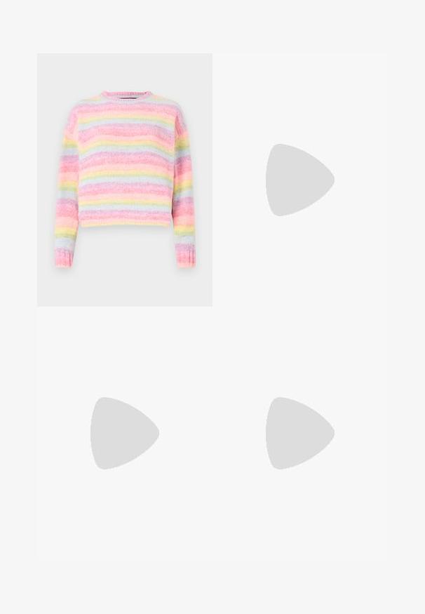 Multikleur gestreepte trui met roze, blauw en pastelgele tinten, met een zachte, gestructureerde afwerking en een ronde halslijn.; Lichtblauwe denim jeans met rechte pijpen, vijf zakken, stiksels accenten en knoopsluiting. Enige vervaging aan de voorkant.; Zilveren slingback hoge hak schoen met een spitse neus, metalen afwerking, twee decoratieve banden en een slanke hak met een zwarte punt.; Roze leren handtas met een gebogen klep, één schouderband en strakke lijnen. De tas vertoont een gladde textuur en een minimalistisch ontwerp.