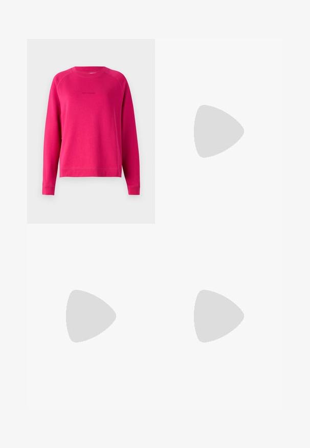 Marc O'Polo DENIM CREW NECK  - Ikdienas džemperis - vibrant pink; Melni kokvilnas auduma bikses ar taisnu kāju dizainu, priekšējo pogu aizdari un divām sānu kabatām. Gluda tekstūra, bez redzamām rakstu zīmēm.; Melnas ādas sūkņi ar smailu purngalu un zemu bloku papēdi. Iezīmēts ar potītes siksniņu ar zelta krāsas sprādzi. Gluda tekstūra.; Melnā somiņa ar strukturētu formu, gludu tekstūru un metālu sprādzi. Saskaņota ar platām melnām biksēm un sandālēm ar atvērtu purngalu uz koka grīdas.