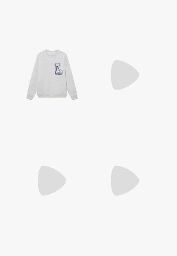 Felpa grigia in cotone misto, con un grande logo ricamato blu navy a forma di "L" sul petto e polsini e orlo a costine.; Maglietta bianca in cotone con maniche corte, scollatura rotonda, vestibilità comoda e senza loghi o motivi visibili. Texture liscia e design minimale.; Pantaloni a gamba larga realizzati in tessuto grigio scuro. Presentano pences in vita, un design sartoriale e una silhouette dritta.; Scarpa oxford in pelle nera con design con lacci, punta arrotondata, suola piatta in gomma e dettagli di cucitura discreti lungo la parte superiore.