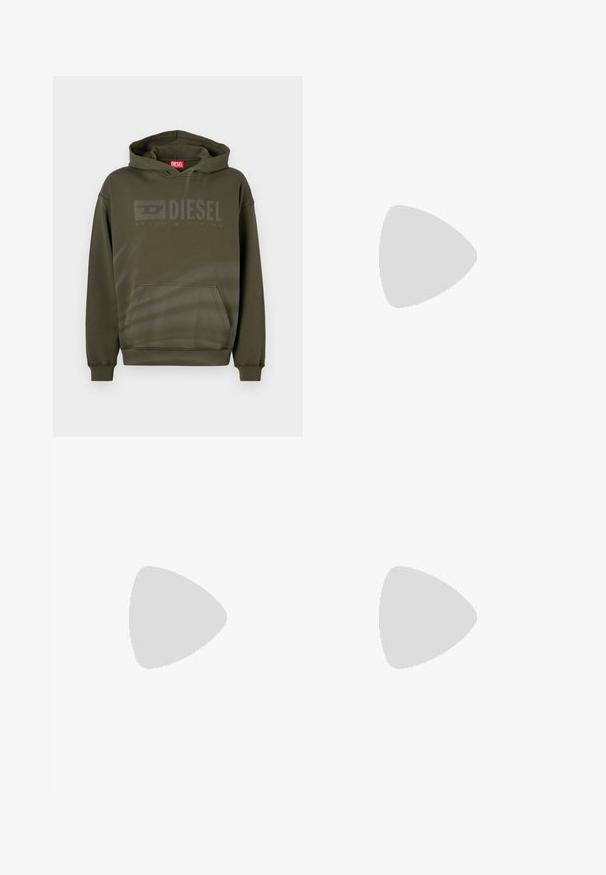 Ελαιόχρωμο hoodie φτιαγμένο από μείγμα βαμβακιού, με μπροστινή τσέπη καγκουρό και εκτυπωμένο λογ�ότυπο "DIESEL" με ματ φινίρισμα.; Ελαιόλαδο πράσινη βαμβακερή μπλούζα με χαρακτηριστικό μεγάλο μαύρο λογότυπο Levi's στο μπροστινό μέρος. Κλασικό crewneck και κοντά μανίκια, λεία υφή.; Ελαιόχρωμο cargo παντελόνι κατασκευασμένο από ανθεκτικό βαμβάκι. Διαθέτει πολλές τσέπες, μία πλαϊνή τσέπη με φερμουάρ, και κωνικά πόδια με ελαφρώς υφασμένη επιφάνεια.; Μαύρα καστόρινα sneakers υψηλής κορυφής με λευκές καουτσούκ σόλες και κορδόνια, που διαθέτουν κυκλικό λογότυπο στο πλάι και συνδυάζονται με τζιν και μαύρο παντελόνι.