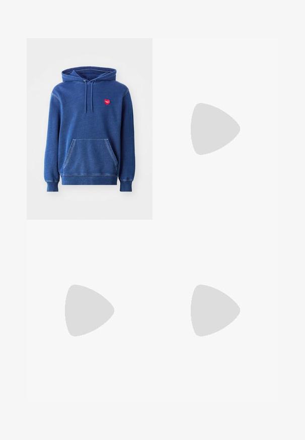 Modrá mikina s kapucňou vyrobená z mäkkého materiálu, s prednou vreckom, šnúrkou na kapucni a malým srdiečkovým červeným logom na hrudi.; Pegador BARROW - Džínsy široké - sand washed blue; Čierne kožené loafre s detailom na strapcoch, s masívnou čiernou podrážkou a žltým prešitím pozdĺž okraja. S textúrovaným povrchom.; Trojvrstvový náhrdelník zo strieborného kovu s elegantnými, flexibilnými reťazami s jemným leskom, zabezpečený sponou typu langusta a nastaviteľným reťazcom.