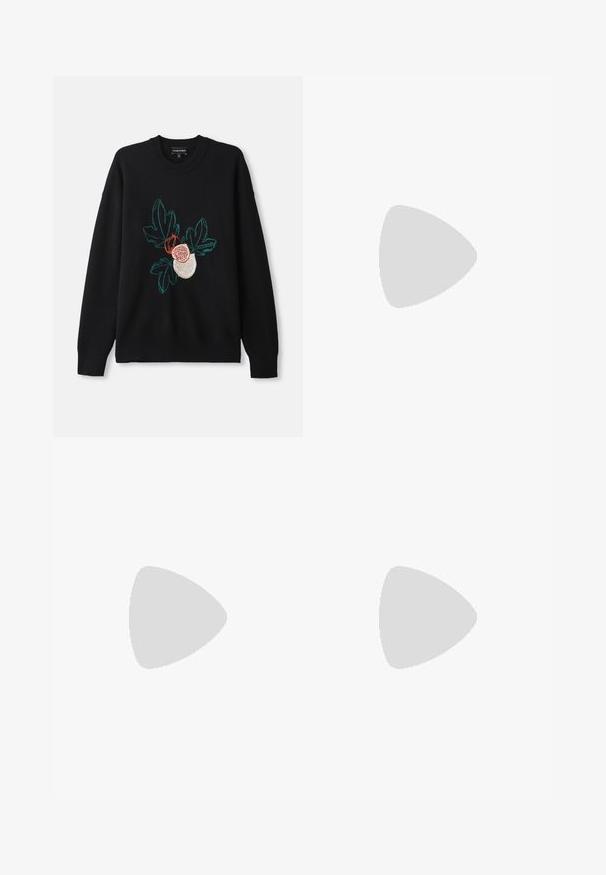 Sweatshirt noir avec broderie florale verte et rouge sur le devant, col rond et manches longues. Texture en tricot doux.; T-shirt blanc à manches courtes en tissu de coton avec un col rond. Design simple sans motifs ni accents. Texture lisse.; Études LOOSE SUIT PANT - Pantalon de costume - black; The Antipode BROGUE - Chaussons - black