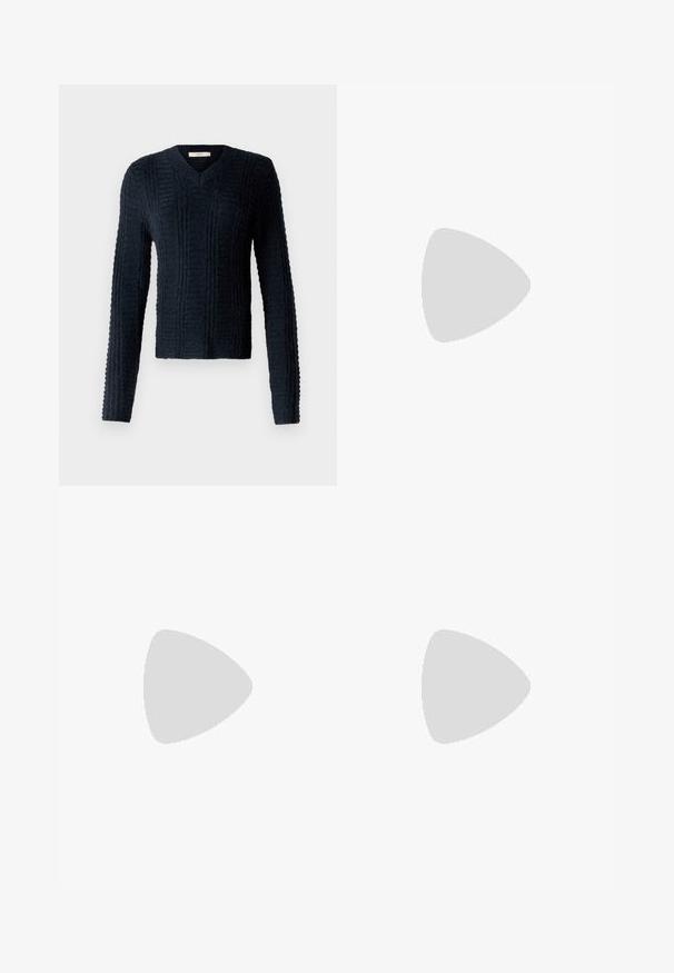 Dunkelblauer gestrickter Pullover mit V-Ausschnitt, langen Ärmeln, strukturiertem Rippmuster und leicht verkürztem Saum.; Hellblaue High-Waist-Jeans mit geradem Bein, ausgestattet mit einem verblassten Denimteffekt, roten Nähakzenten und einem klassischen Fünf-Taschen-Design.; Schwarze knielange Stiefel mit glänzender Oberfläche, quadratischer Zehenpartie und blockiertem Absatz. Das Design zeichnet sich durch eine glatte Textur und eine schlanke Silhouette aus.; Türkise Lederhandtasche mit strukturiertem Finish, versehen mit einem silbernen Kettenriemen und einem dekorativen Metallakzent auf der Vorderseite. Kompakte, rechteckige Form.