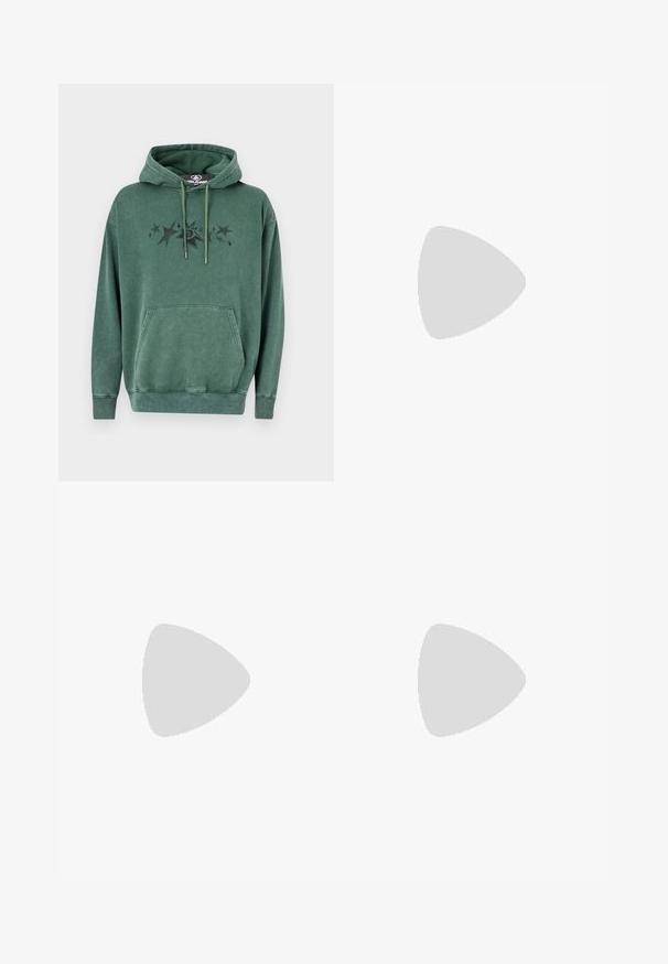 Haut à capuche vert avec un cordon de serrage, une poche frontale et un motif d'étoiles sur la poitrine. Le tissu a une texture douce et usée.; Pantalons larges en denim noir avec taille haute, dotés de cinq poches et d'une fermeture à bouton. Le tissu a une texture lisse et une légère élasticité.; Baskets en cuir blanc avec un capuchon en suède gris, trois rayures blanches horizontales, un accent bleu et une semelle en caoutchouc marron. Détail texturé sur la semelle.; Lunettes de soleil noires en forme ovale avec des verres teintés, monture épaisse et accents en point argenté sur les côtés. Matériau en plastique lisse, design contemporain.