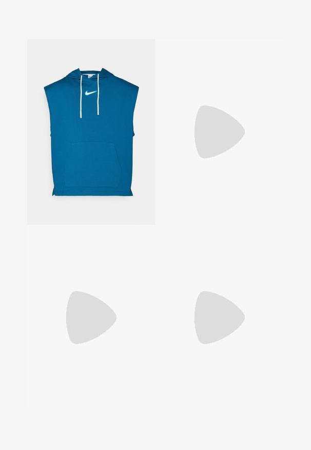 Maglia a maniche corte blu in cotone con cappuccio, dotata di una tasca frontale, caratterizzata da un laccetto bianco e un piccolo logo Nike bianco sul petto.; Pantaloni neri a gamba larga con frontale plissettato, tasche laterali e una texture di tessuto liscia. Progettati per un fit comodo.; Mocassino in pelle nera con un'accento a frange, dotato di una suola nera spessa e cuciture gialle lungo il bordo. Finitura testurizzata.; Borsa a spalla in tessuto nero con forma curva, dotata di una sola tracolla e chiusura con zip. Texture morbida, design minimalista.