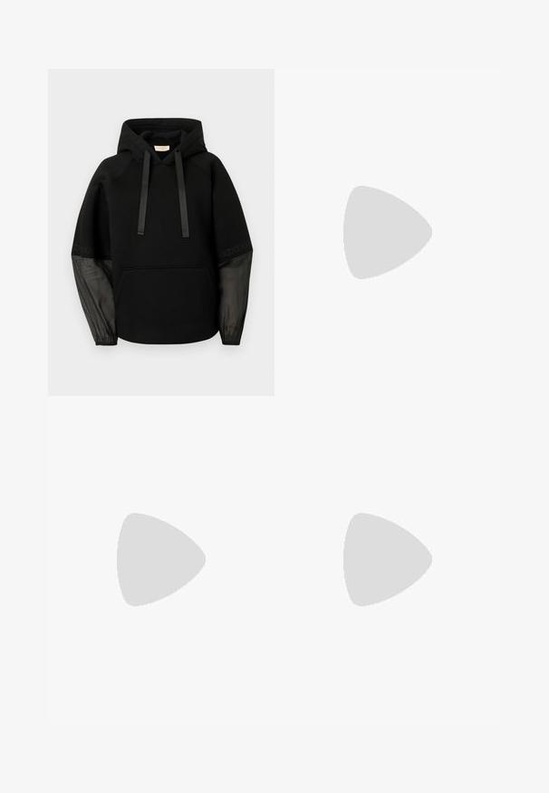 Fekete kapucnis pulóver első zsebbel, szatén szalag húzózsinórokkal és áttetsző, mintás ujjakkal. Puha anyag, kényelmes, laza szabással.; Világos bézs színű, rövid ujjú felső V-nyakkal és elülső csavart részlettel, oldalt gyűrt textúrával a testhez álló fazonért.; Barna pliszírozott nadrág egyenes vonalú szabással, elegáns anyagból, sima tapintással, övhurkokkal és oldalsó zsebekkel.; Fehér bőr sportcipők vastag fehér talppal, fekete velúr sarokpikkelyel és dombornyomott logóval az oldalon. Fűzős kialakítás, hat fűzőlyukkal.