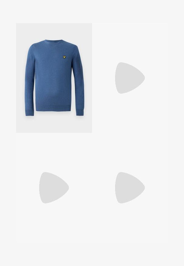 Maglione blu a girocollo realizzato in tessuto morbido, con maniche lunghe e un piccolo logo ricamato giallo sul lato sinistro del petto.; T-shirt bianco in cotone con maniche corte, scollo rotondo e vestibilità comoda. Presenta un design minimalista, senza motivi né accenti.; Pantaloni in cotone beige dal design a gamba dritta, con chiusura frontale a bottone e passanti per cintura. Tessuto liscio, senza motivi o dettagli visibili.; Sneaker bianco con tomaia in pelle liscia e profilo basso. Presenta una punta arrotondata, sei occhielli e una suola in gomma testurizzata.