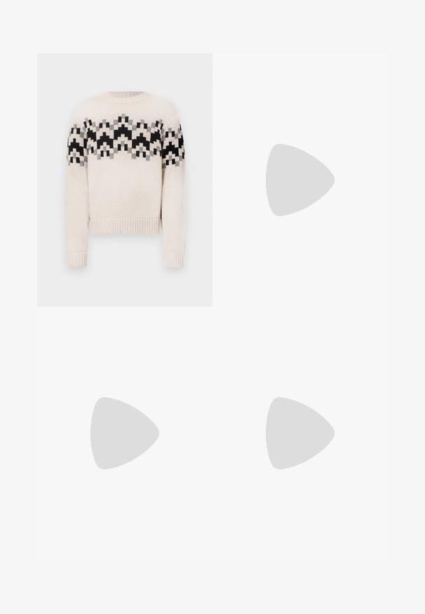 Pulover tricotat bej cu model geometric în nuanțe de negru, gri și bej pe piept și mâneci, având manșete și tiv ondulate.; Pantaloni bleumarin cu un design drept, confecționați dintr-un material texturat. Prezintă un sistem de închidere cu buton în față și o talie ajustabilă cu șnur.; Mocasin din piele neagră cu o finisare lucioasă, vârf rotunjit, detalii de cusătură subtile și o talpă groasă din cauciuc pentru durabilitate.; Geantă de messenger neagră, fabricată dintr-un material texturat. Prezintă o închidere cu clapetă, două butoane circulare, un compartiment cu fermoar și o etichetă cu numele brandului.