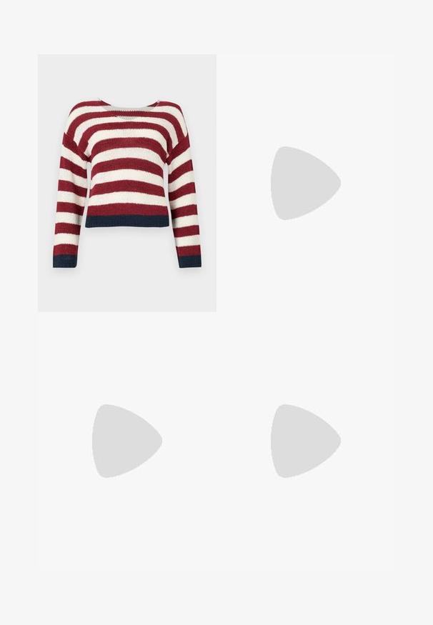 Gehaakte trui met horizontale rode en witte strepen, met een cropped ontwerp en marineblauwe afwerking langs de onderkant en mouwen.; Zwarte wijdvallende broek van denim, met een gestructureerde tailleband, riemlussen en voorzakken. Glad van textuur met een klassiek ontwerp.; Zwarte plateauhakken met een puntige neus en verstelbare enkelband. Gemaakt van soepel leer, met een robuuste blokhak.; Zwarte leren handtas met een gebogen vorm, afneembare schouderband en gouden hardware. De tas heeft een klep met een gespsluiting.