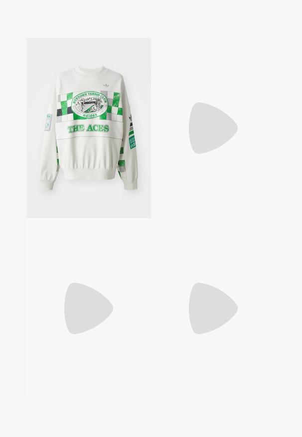 Sweatshirt alb cu design în stil tablă de șah verde și gri, etichetă "RITETOWN TENNIS CLUB" și textul "THE ACES" pe față. Manșete elastice.; Pantaloni de trening negri cu croială largă, prevăzuți cu un brâu elastic, având dungi laterale albe și un logo brodat pe coapsa stângă.; Sneaker din piele neagră cu dungi albe, vârf din cauciuc, șireturi negre și talpă de culoare crem. Textură netedă cu finisaj strălucitor.; Ochelari ovali cu o ramă metalică argintie, lentile clare și accente texturate cu mărgele pe brațe. Design ușor cu brațe curbate.