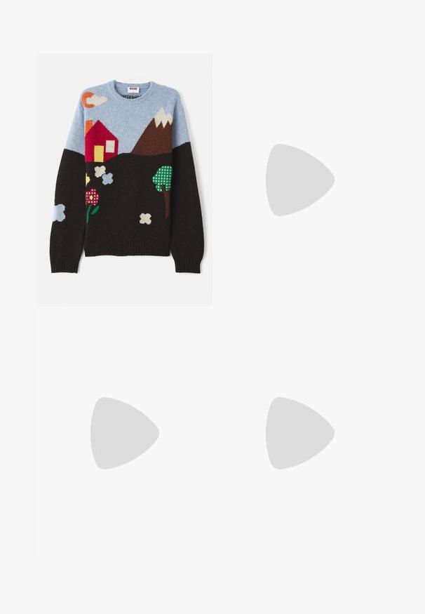 Maglione a maglia con un top blu, base nera e motivi colorati di una casa, montagne, fiori e nuvole in vari colori e trame.; Camicia bianca a maniche lunghe con colletto a punta, caratterizzata da testo nero e grafiche stampate sul fronte e sul retro. Chiusura con bottoni.; Pantaloni neri su misura con un design a gamba larga, caratterizzati da una texture liscia e pieghe nette, realizzati in un tessuto tessuto.; Mocassino in pelle marrone con cuciture decorative e punta testurizzata. La suola presenta un design robusto, che offre trazione e durata.
