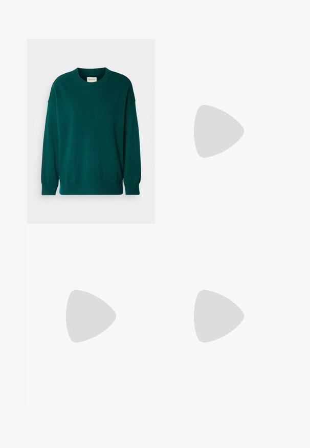 GANT C-NECK - Strickpullover - deep forest; Dunkelblaue weite Jeans aus Denimstoff mit hoher Taille, ausgestattet mit orangefarbenen Nähten, fünf Taschen und einem Knopfverschluss.; Schwarzer Leinen-Maxi-Rock mit hohem Schlitz, getragen mit einem schwarzen T-Shirt und schwarzen Knöchelstiefeln. Minimalistisches Design mit lockerer Passform.; Schwarze Leder-Tote mit glatter Textur, runder Form und einem einzigen Schulterriemen, der mit einem runden goldenen Hardware-Akzent verziert ist.