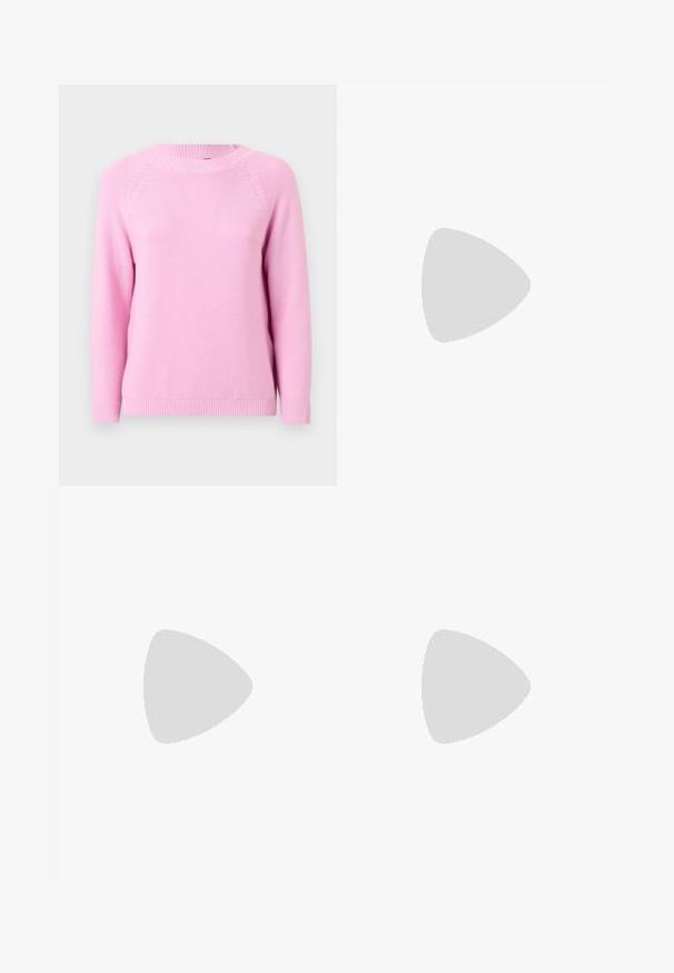 Pull en tricot rose clair avec un col rond, des manches raglan, et des poignets et un ourlet côtelés, présentant un motif texturé sur l'ensemble.; Jupe midi en tricot blanche présentant un motif texturé avec des lignes verticales et des découpes près de l'ourlet. Taille élastique. Matériau doux.; Ballerines en cuir noir avec un bout rond, texture lisse, détails de couture minimalistes et design de semelle flexible.; Sac à main en cuir marron avec une fermeture à rabat, des accents en métal doré, une bandoulière et une texture lisse. Forme rectangulaire compacte.
