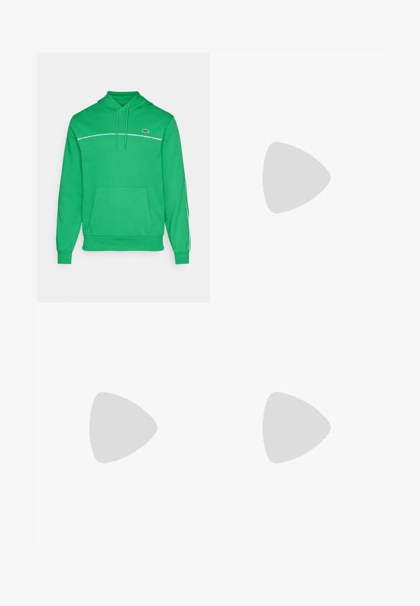 Sweatshirt verde com um bolso canguru frontal, capuz ajustável e uma linha branca de destaque ao longo do peito. Logotipo da Lacoste na parte superior esquerda.; T-shirt de algodão preto com decote redondo, mangas curtas e um pequeno logotipo de crocodilo verde no lado esquerdo do peito. Textura suave, design casual.; Calças de treino brancas com cintura elástica, apresentando riscas pretas nas laterais e punhos. Feitas de um tecido suave com uma textura lisa.; Sapatilha atlética preta com um upper texturizado, três riscas horizontais e uma sola branca com um padrão de piso. Design leve e aerodinâmico.