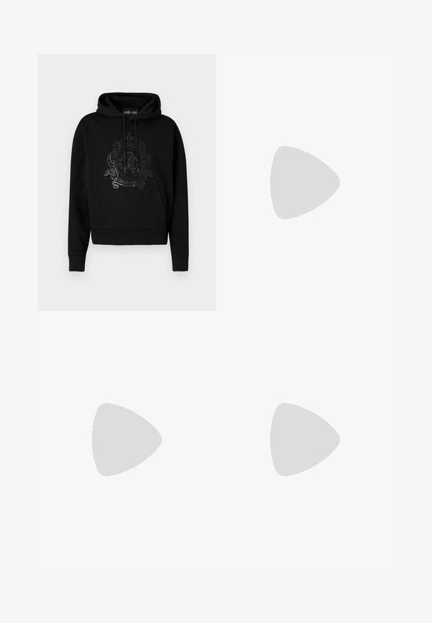 Musta huppari, jossa on etutasku, nyörit ja kiiltävä koristeellinen logokuvio rinnassa. Pehmeä kangaspinta.; Ruskejat, korkeavyötäröiset housut, jotka on valmistettu teksturoidusta kankaasta. Ominaisuuksina ovat leveät lahkeet ja kaksi etupuolelle ommeltua laskosta rakenteen tukemiseksi. Siisti viimeistely ilman näkyvää metalliosaa.; Mustat nahkakengät, joissa on sileä pinta, pyöreä kärki ja koristeellinen nauha jalkapöydän yli. Matala pinoitu koroke, minimalistinen muotoilu.; Mustat kangaskassit mustilla nahkahandleilla. Yksinkertainen muotoilu, tilava runko ja sileä pinta. Ei näkyviä logoja tai kuvioita.