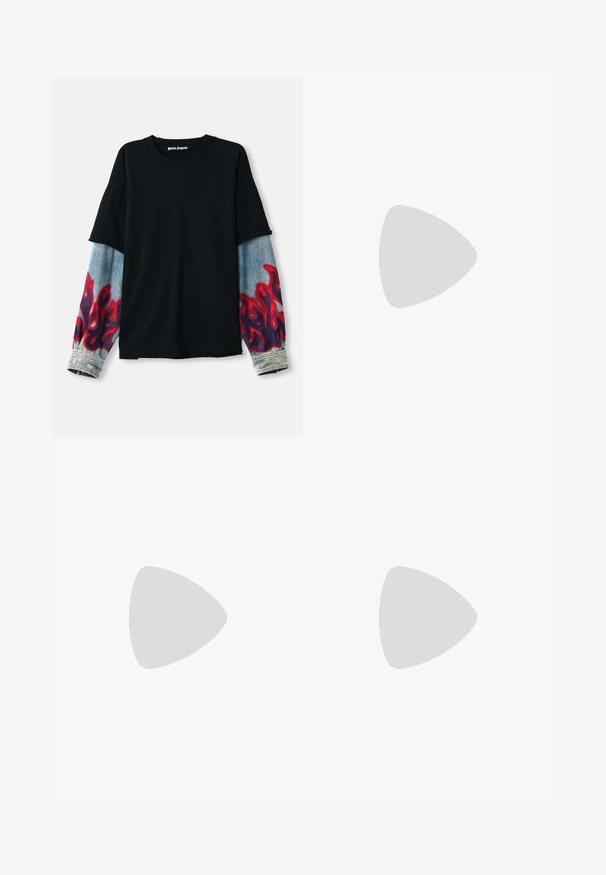 Tricou negru cu mâneci supradimensionate din denim, decorate cu modele de flacără roșie. Fabricat din bumbac, are guler rotund și detalii cu margine brută.; Tricou din bumbac negru, cu mâneci scurte și guler rotund, având textul alb "palm angels" într-un font curbat și ornamentat pe partea din față.; Pantaloni cargo negri cu talie elastică și șnur, cu dungi crem pe lateral, multiple buzunare și detaliu cu logo în față.; Tenis de piele neagră cu vârf rotund, cu șireturi pe față, textură netedă, talpă groasă din cauciuc și interior contrastant de culoare bej.