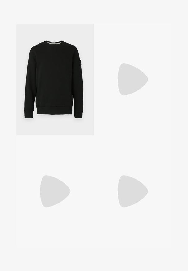 Sweatshirt noir à col rond avec manches longues, poignets et ourlet côtelés. Tissu doux avec une étiquette sur la manche gauche et un design minimaliste.; T-shirt en coton blanc avec encolure ras du cou, manches courtes et un petit logo noir "W.W." sur la poitrine gauche. Texture douce, coupe régulière.; Pantalons utilitaires en coton marron avec une coupe droite, dotés de poches avant et d'accents en métal pour une durabilité accrue.; Baskets en cuir blanc avec un capuchon en suède gris, trois rayures blanches horizontales, un accent bleu et une semelle en caoutchouc marron. Détail texturé sur la semelle.