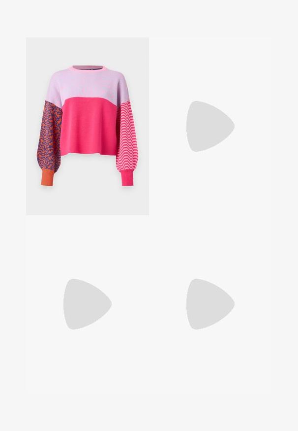 ONLY ONLHILLA MIX BOX O NECK - Svetrík - raspberry sorbet; Tmavomodré denimové bermudy s opaskovým pásom na šnúrku, s klasickými pútkami na opasok a viditeľnými švami.; Biele vysoké plátené tenisky s čiernou gumovou podošvou, prednou gumovou špičkou a šiestimi okami na šnúrky, s čistým, minimalistickým dizajnom.; Červená kožená kabelka s ostrým, geometrickým dizajnom. Má jeden nastaviteľný popruh a uzatváranie na klopu so šitím.
