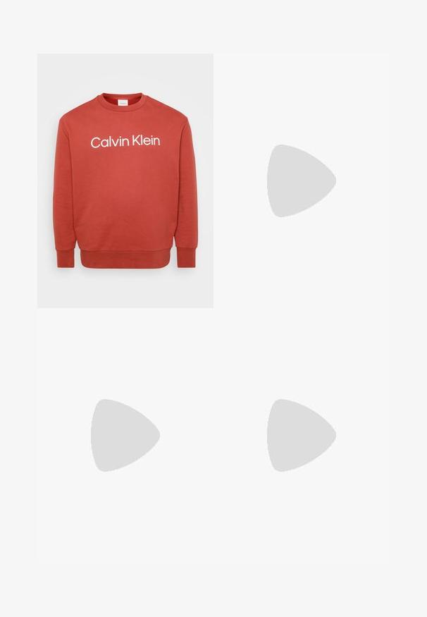 Piros, puha anyagból készült pulóver, kerek nyakkal, amelyen egy nagy fehér "Calvin Klein" logó található a mellrészen, valamint bordázott mandzsetták.; Fehér pamut pólók, rövid ujjúak, kerek nyak kialakítással, sima textúrával, sorba rakva, diszkrét logóval a nyaknál.; Kék sportosan szabott tréningnadrág húzózsinórral a derékrészén, oldalsó cipzáras zsebekkel, fekete akcentusokkal, valamint emblémákkal: PSG címer és Nike swoosh.; Fekete bőr edzőcipő mintás felülettel, fehér Nike logóval, szürke talppal, kerek orral és fűzős dizájnnal. Az orr részen perforációk találhatóak.