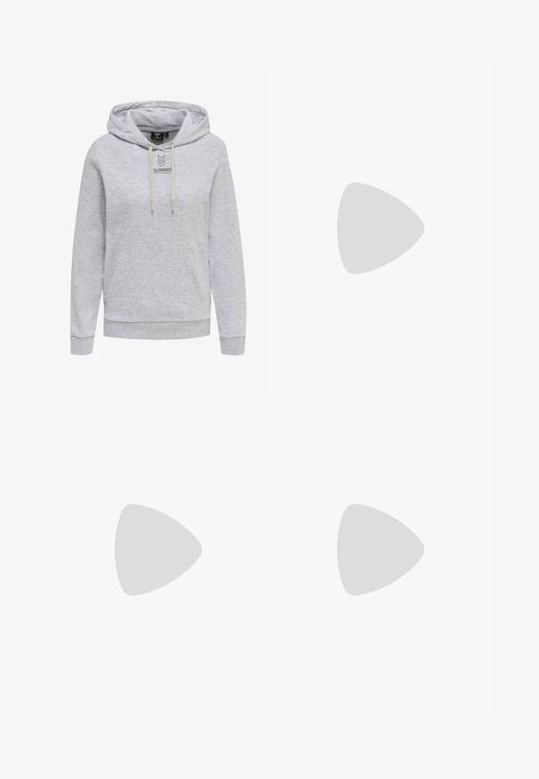 Ljusgrå hoodie gjord av mjukt tyg med en framficka, dragsko på huvan och en logotyp broderad på bröstet.; Vit skjort med spetsig krage, långa ärmar och en liten blå logotyp på vänster bröst. Tillverkad av bomullstyg.; Svarta högmidjade jeans i denim, med rak bendesign, framfickor, dragkedja och metallknapp.; Svart hög sneakers i canvas med vita ögla, snören och gummisulor. Har en texturerad tåskydd och svartvita randiga detaljer.